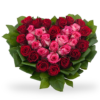 Cuore di Rose rosse e Rose rosa contornate da foglie verdi