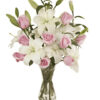 bouquet di gigli bianchi e rose rosa