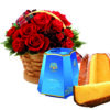 cesto di rose rosse con pandoro