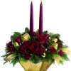 Ciotola natalizia con rose fiori e due candele rosse